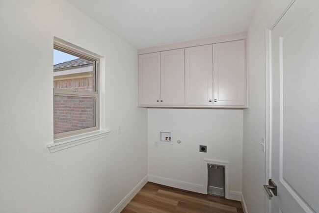 Building Photo - 7612 Woodford Ave