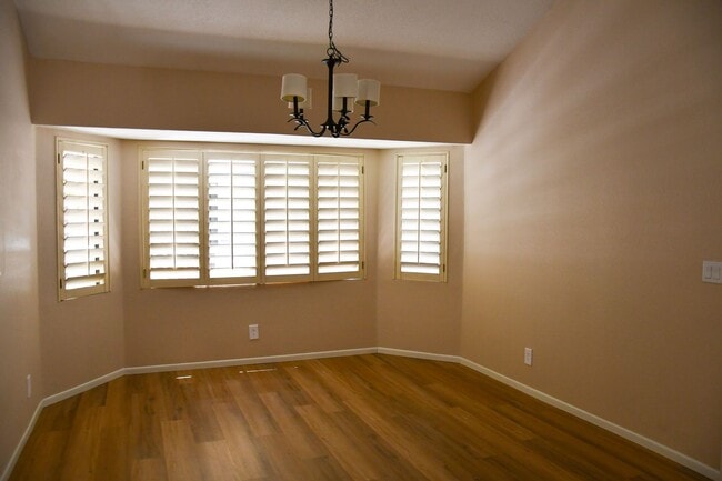 Building Photo - Newly remodeled and updated