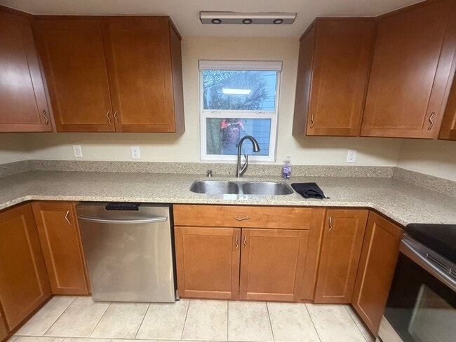 Building Photo - 3 Bed 2 Bath Home