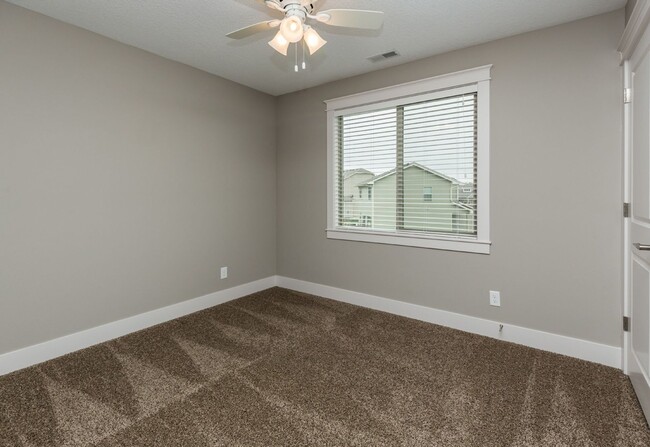 Building Photo - Gorgeous 4 Bed Home! Brand new carpet!