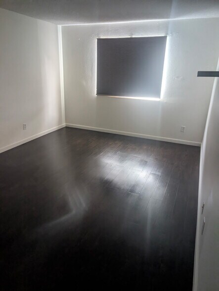Building Photo - 921 S Walden St