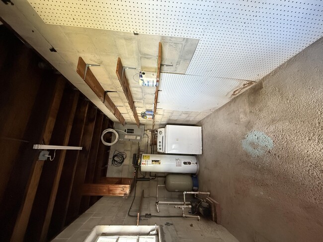 Building Photo - 1601 NE Maureen Ct