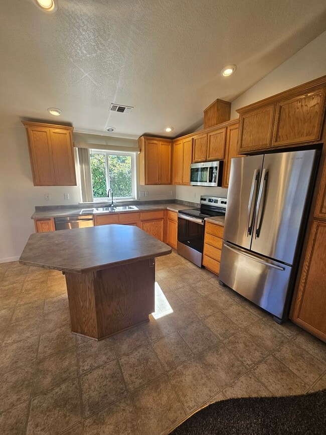 Building Photo - Contemporary Home in Quiet Location
