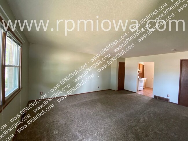 Building Photo - AFFORDABLE DUPLEX!! 2 Bedroom Duplex in An...