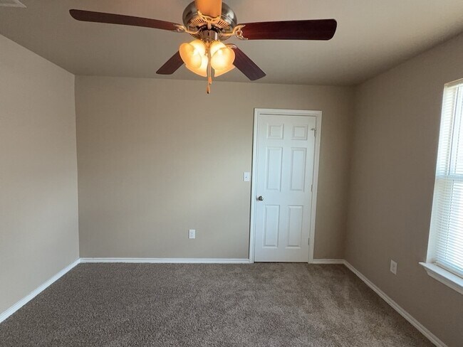 Building Photo - 704 E College St