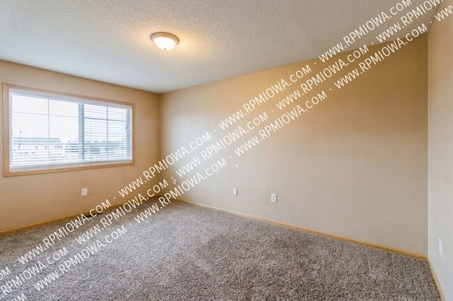 Building Photo - 3 Bedroom 2.5 Bath Townhome. Waukee Schools!!