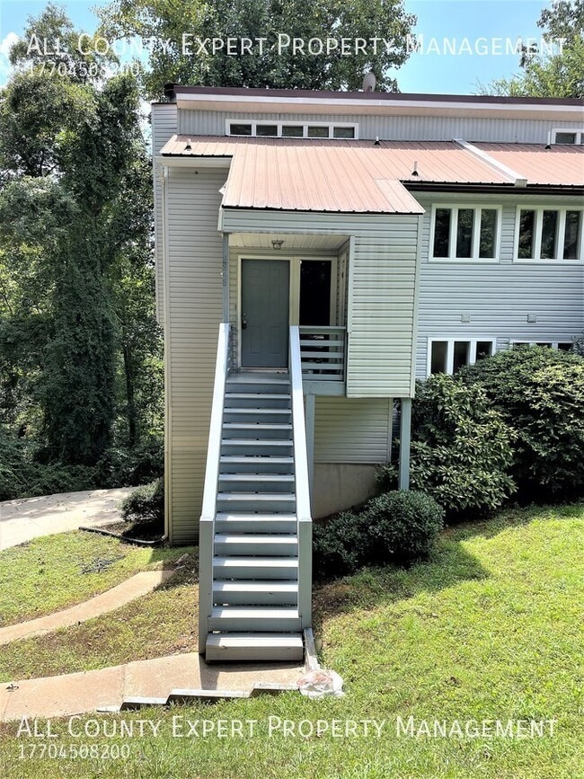 Primary Photo - Near Lake Lanier - Great 2 bedroom duplex