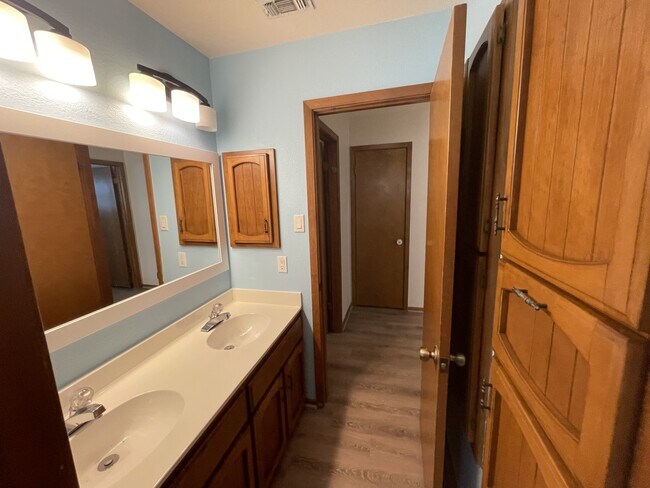 Building Photo - 1214 Timber Bay