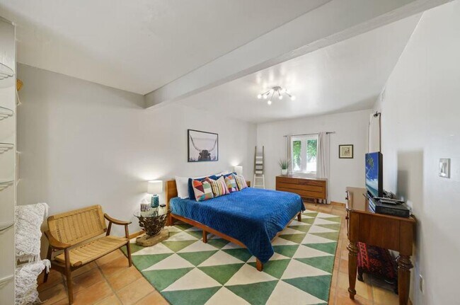 Building Photo - 409 W Water St