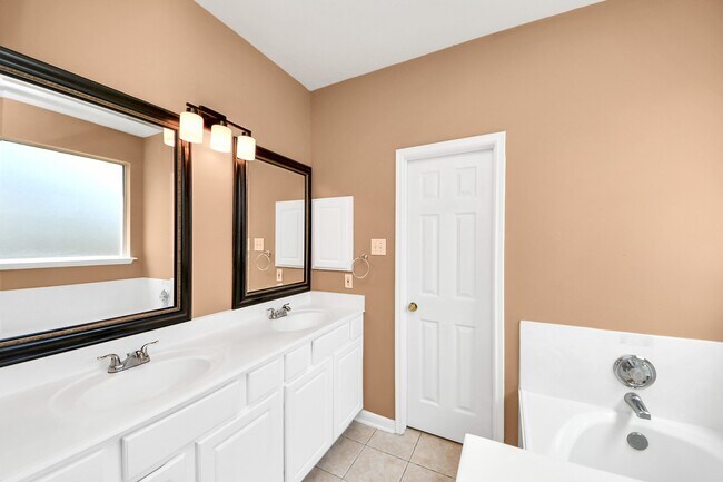 Building Photo - 13114 Oak Ledge Dr