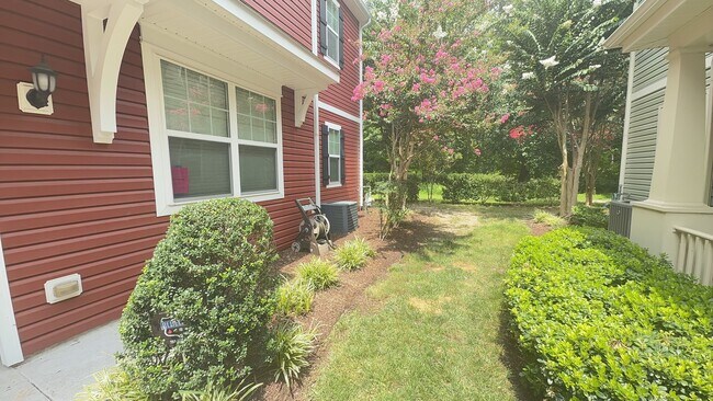 Building Photo - 662 Lacy Oak Dr
