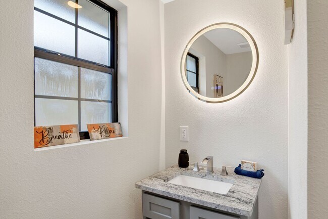 Building Photo - Downtown Pensacola Home For Rent