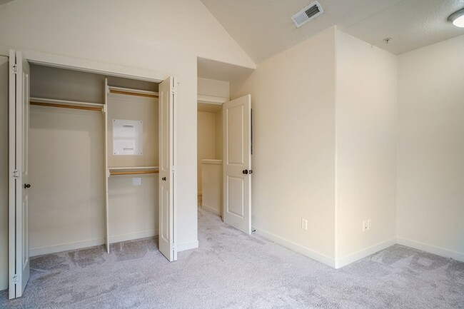 Building Photo - 2/2.5 bth Townhome + Garage + A/C + W/D + Balcony + Pets Welcome!!
