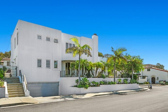 Building Photo - Gorgeous 3 Bed/3 Ba Home Tucked Away in th...