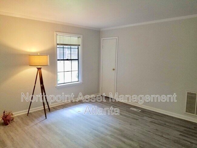 Building Photo - 889 Westland Dr SW