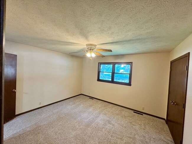 Building Photo - 1405 Westwind Dr