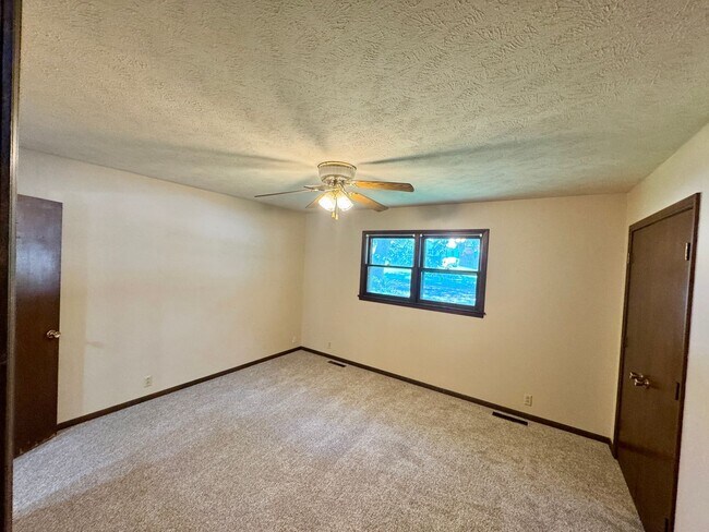 Building Photo - 4 Bed, 3 Bath home on West Side of Manhattan Near CiCo Park!