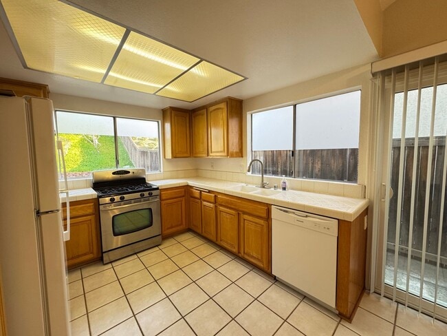 Building Photo - Beautifully Maintained 4Bd/2Ba Home w/Large Back Yard and Fruit Trees!