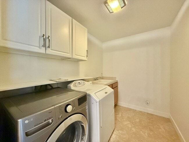 Building Photo - 4 Bedroom Home in Hollister