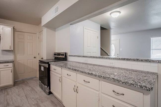 Building Photo - 202 Live Oak Dr