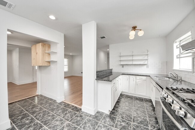 Building Photo - 7722 Elm St