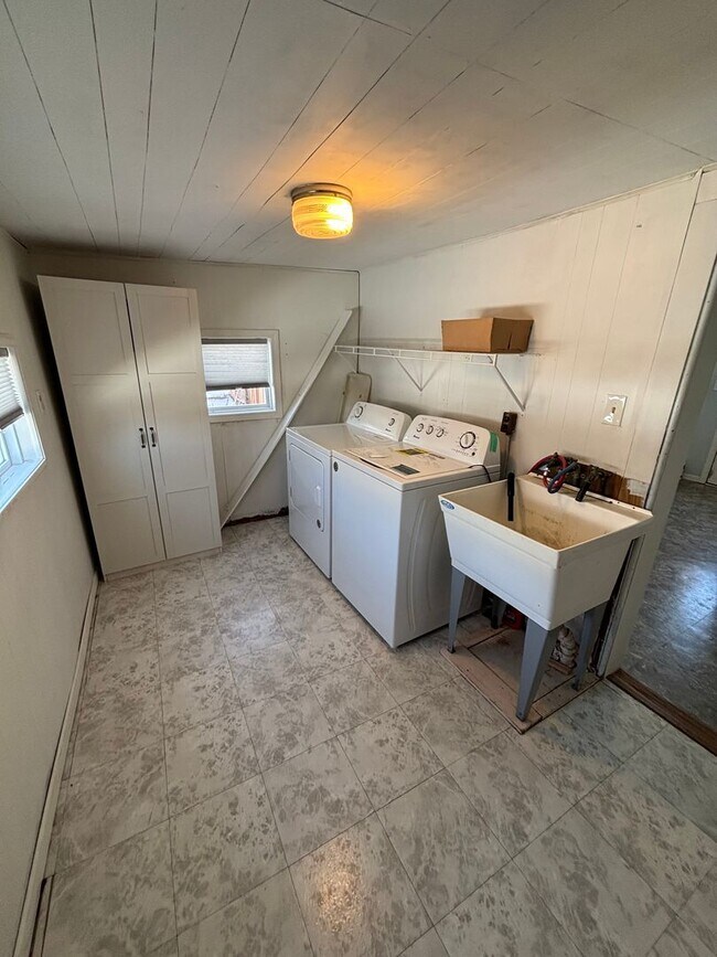 Building Photo - Must-See Rental! 2 bed, 1 bath La Crosse H...