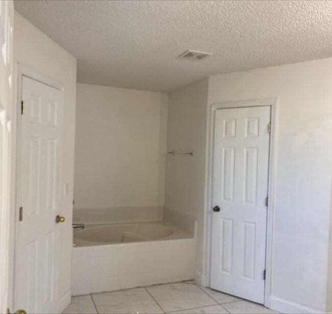 Building Photo - Deltona - 4 Bedroom, 2 Bathroom -  $2,195.00