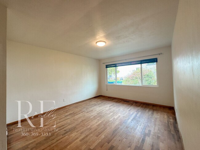 Building Photo - Enjoy Breathtaking Sunsets in the Heart of Manette