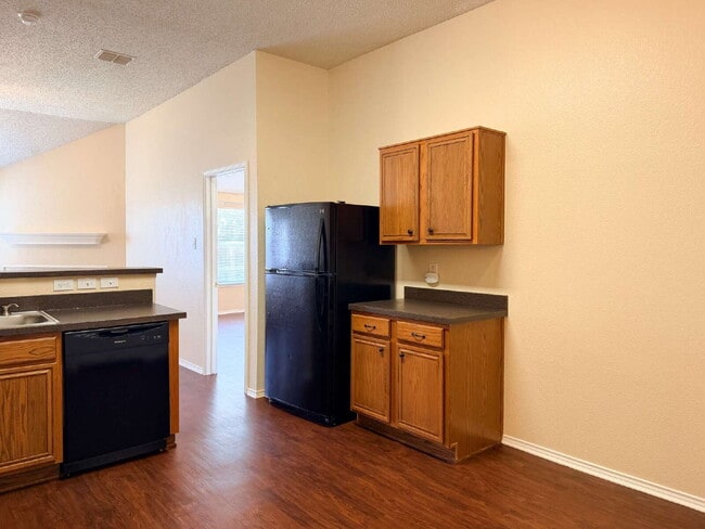 Building Photo - 3 Bed, 2 Bath Home in Burleson, TX