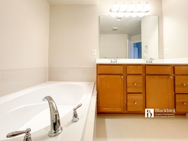 Building Photo - 3815 Hansberry Ct NE
