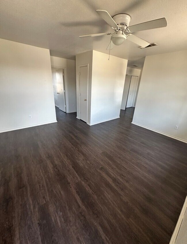 Building Photo - AVAILABLE NOW!!! ACCEPTING SECTION 8