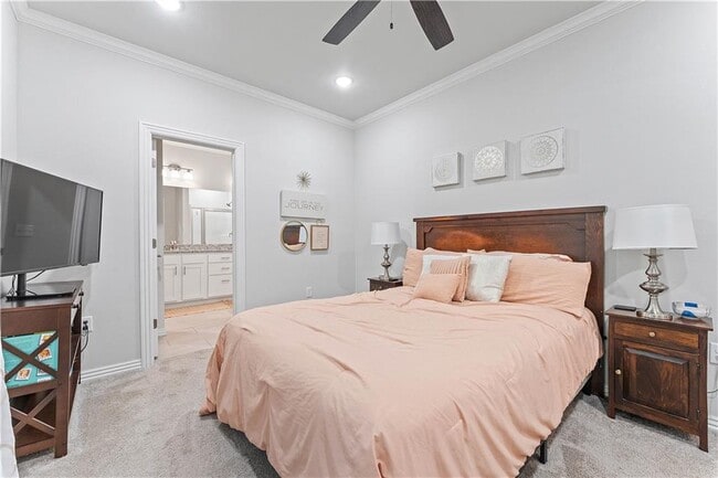 Building Photo - 4407 SW Bison St