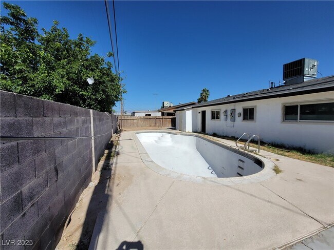 Building Photo - 3749 Ponderosa St