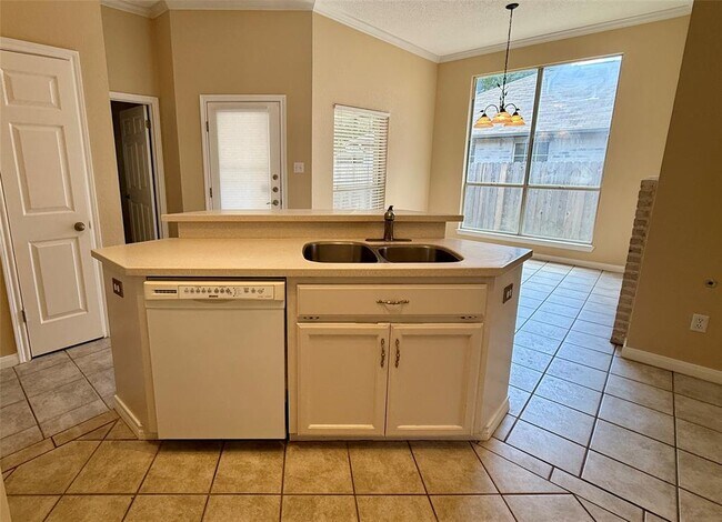 Building Photo - 2318 Sycamore Trail