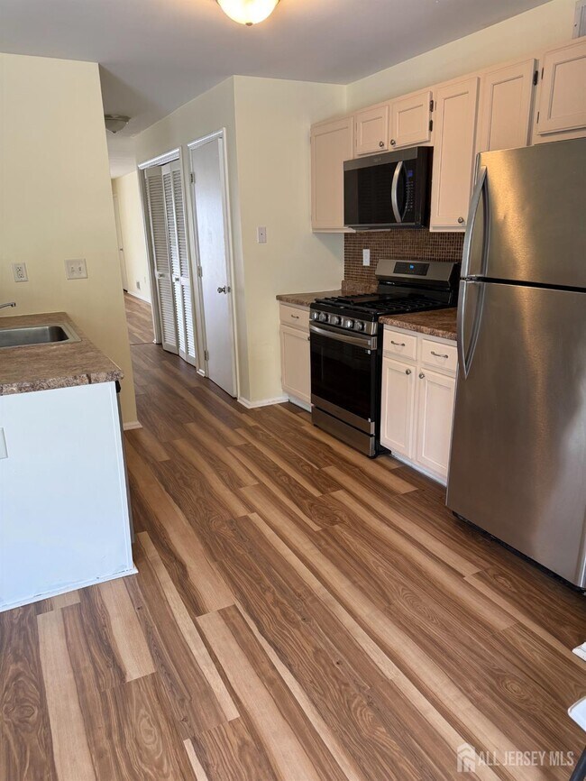 Building Photo - 813 Plymouth Rd