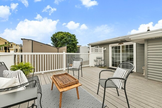 Building Photo - 93 Dresser St