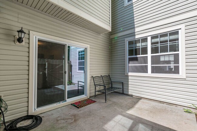 Building Photo - 2404 Leytonstone Dr