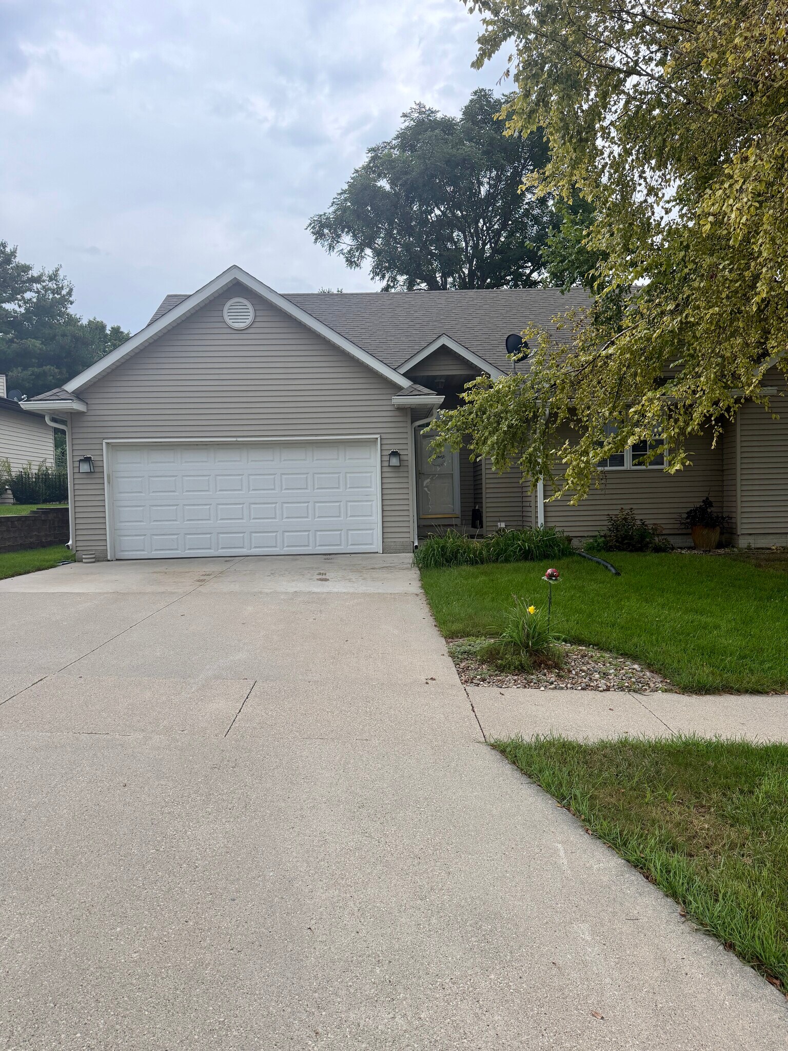 Building Photo - 2202 Pinehurst Dr