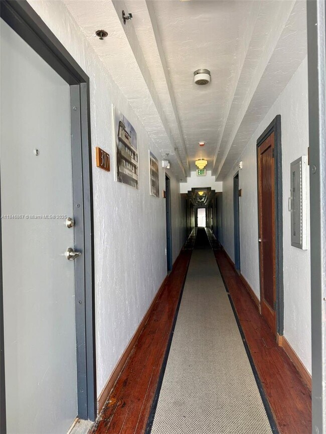 Building Photo - 901 Collins Ave
