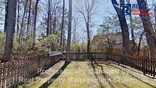 Building Photo - Beautifully 2 BD/1.5 BA End Unit Townhouse w/Garage