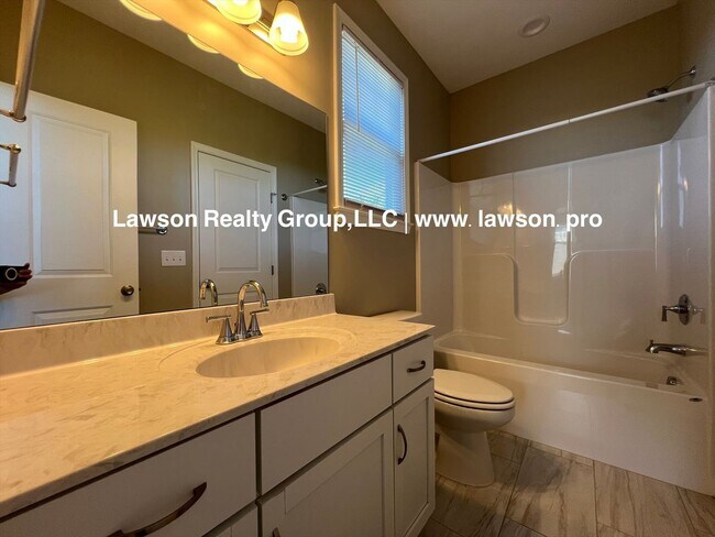 Building Photo - Upscale Three Bedroom in Colonial Green with Garage