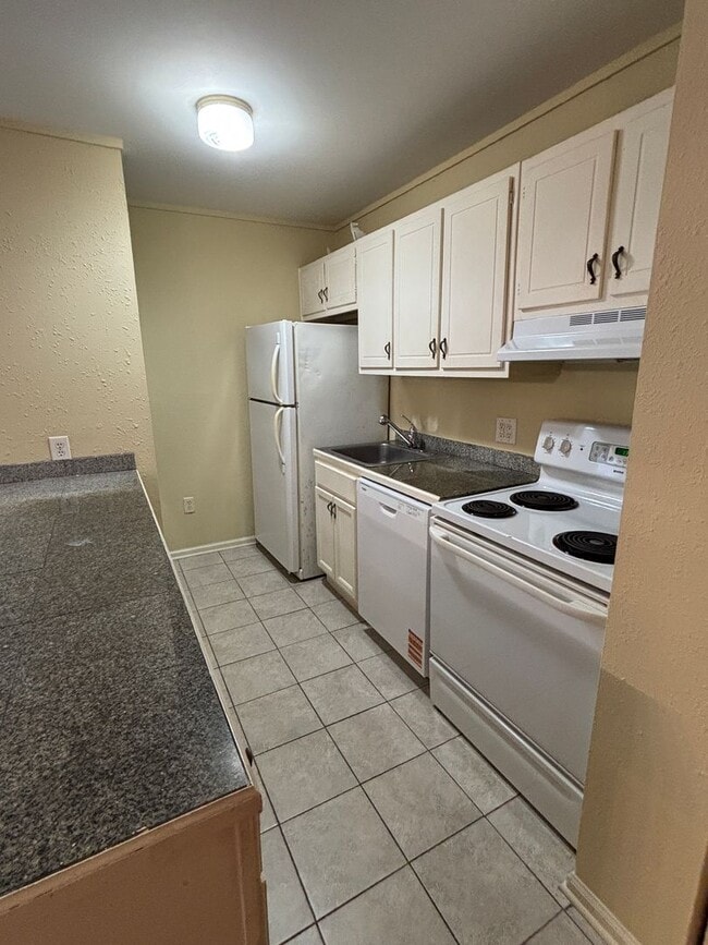 Building Photo - Studio Apartment