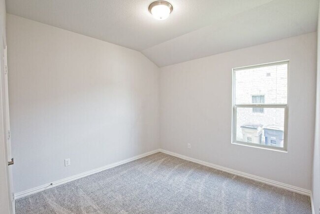 Building Photo - 625 Hidden Cove Dr