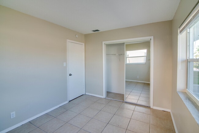 Building Photo - 8524 NW 57th Ct