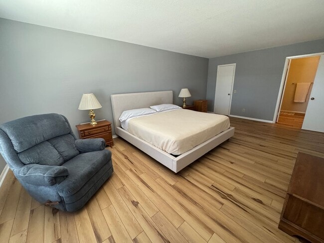 Building Photo - GREAT SPACIOUS CONDO | GATED | MEDICAL CEN...