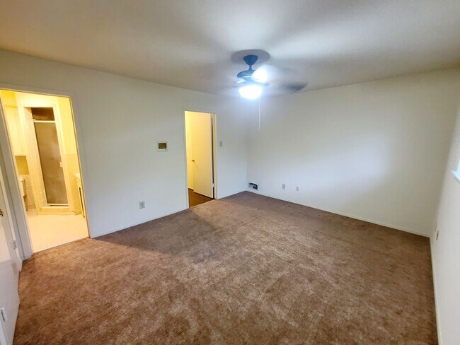 Building Photo - 2 Bed, 2 Bath Duplex near White Rock Lake!