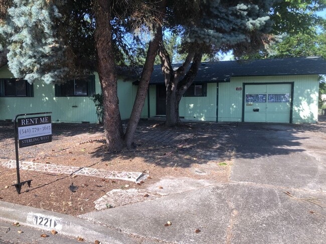 Primary Photo - Spacious 3 Bedroom Home with Retro Charm!