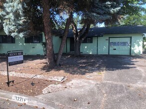 Building Photo - Spacious 3 Bedroom Home with Retro Charm!
