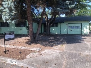 Building Photo - Spacious 3 Bedroom Home with Retro Charm!