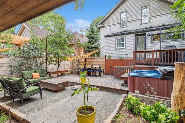 Building Photo - Furnished or unfurnished updated single family home in The Highlands.